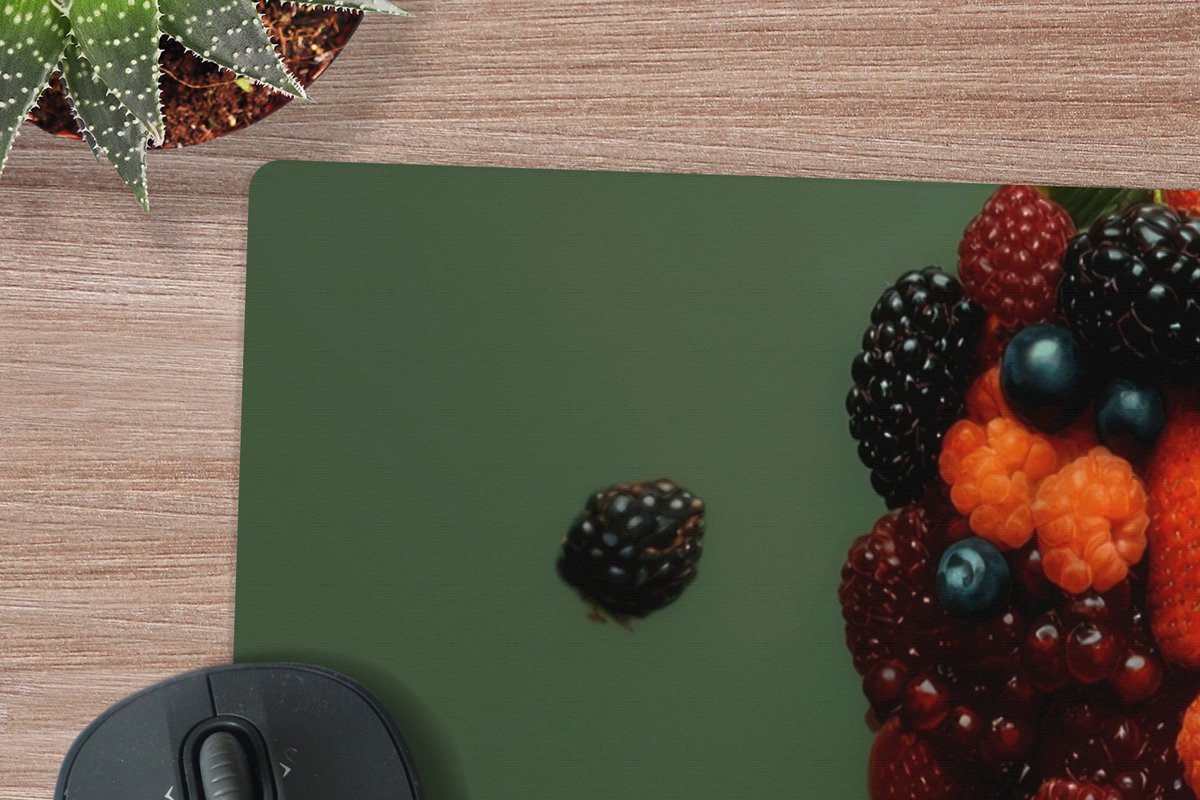 Muismat XXL 120x80 cm - Bureau onderlegger - Bureau mat Vrouw - Aardbeien - Frambozen - Bramen - Bessen - Bureaumat - Gaming mousepad xl - Bureaulegger groot - Computer deskmat