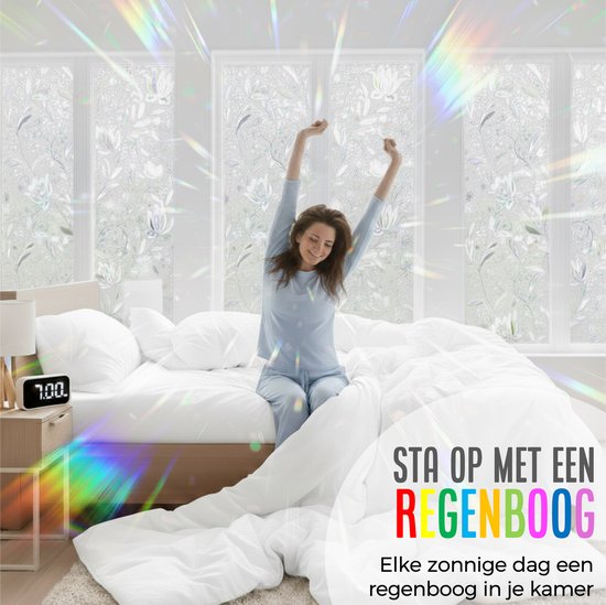Vrouw rekt zich uit in bed, met raamfolie met bloemenpatroon. Regenbooglicht. Sta op met een regenboog.