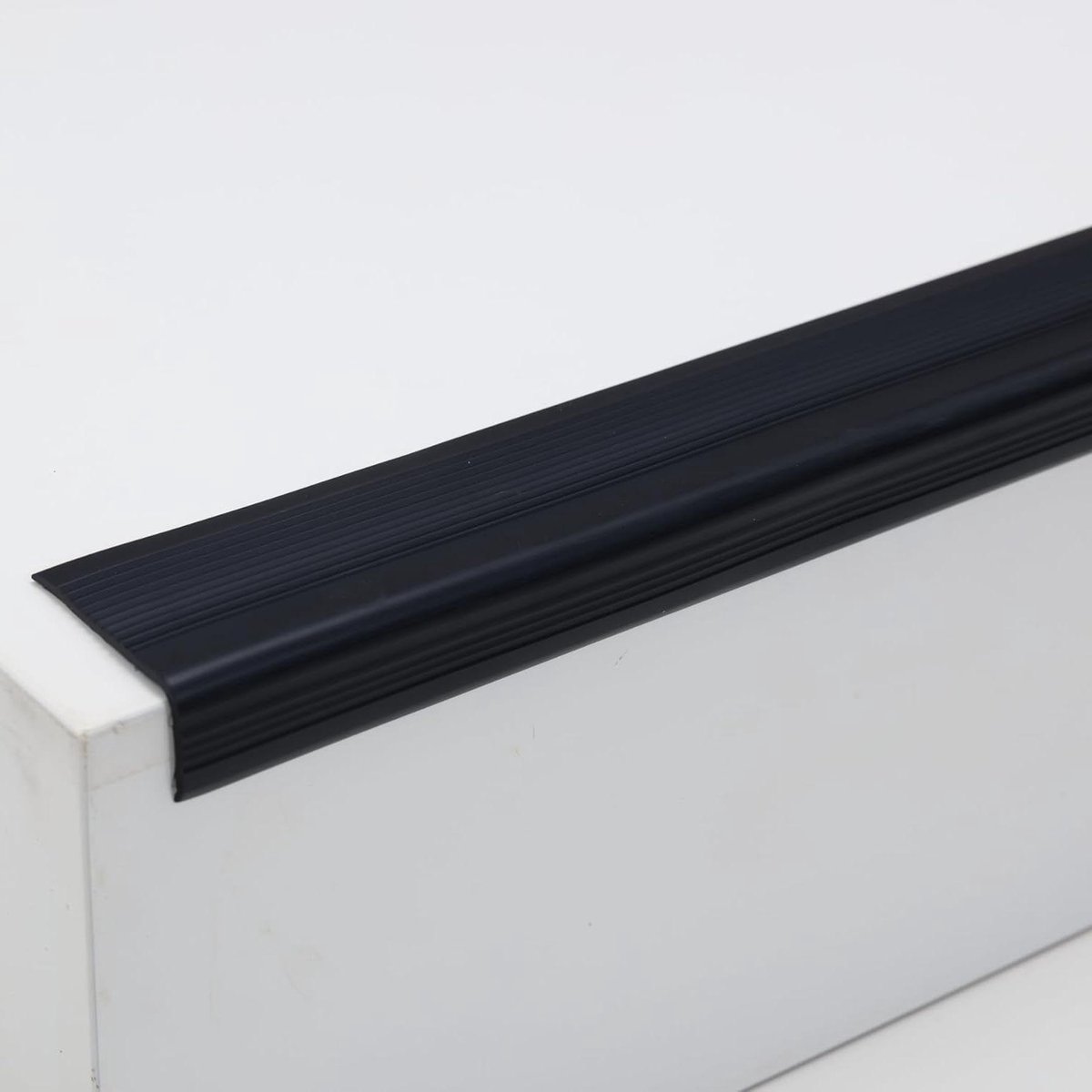 Allecto plus - Vinyl-anti-slip traprand voor binnen en buiten - Zelfklevend - Antislip traptrede - Flexibel rubber - Randbescherming - 10 meter - Zwart