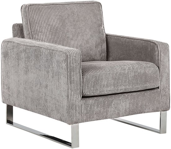 Grijze corduroy fauteuil met verchroomde metalen poten, close-up van de stoftextuur.
