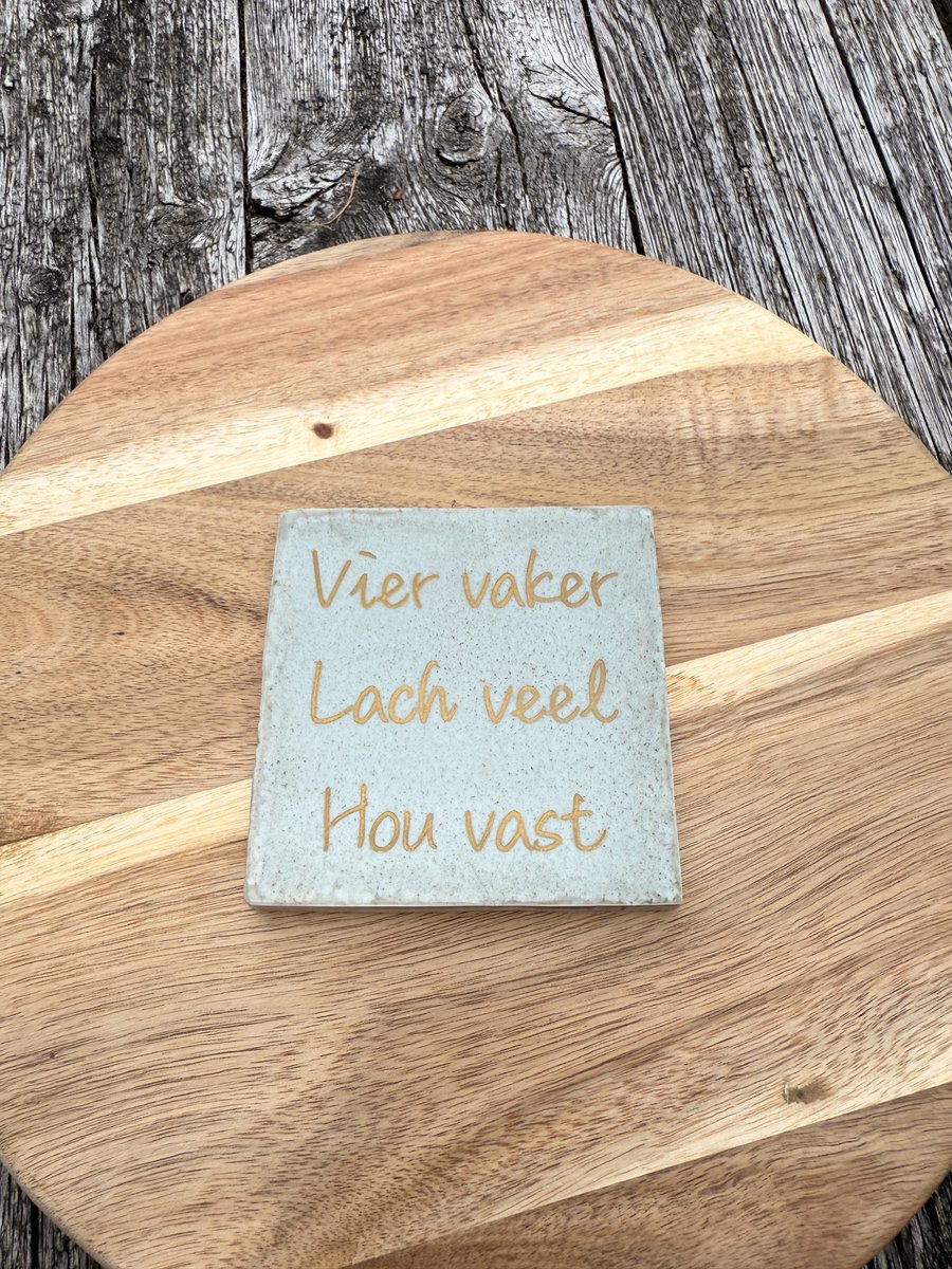 Studio - Nihra - Handvorm wand - spreuk tegel - Mint Groen - met de tekst " vier vaker lach veel hou vast"