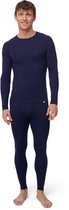 Man in donkerblauwe thermokleding, bestaande uit longsleeve en lange broek, staand op witte achtergrond.