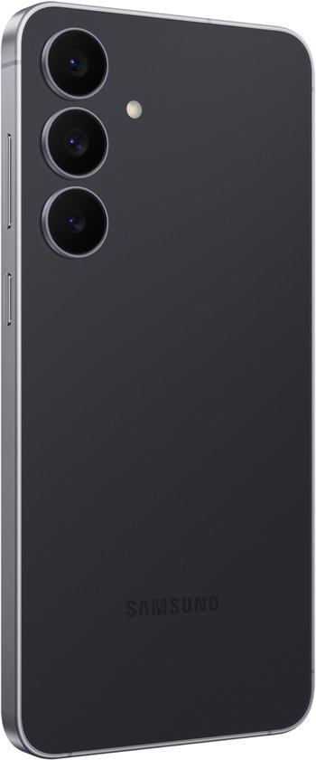 Zwarte Samsung smartphone met drievoudige camera en zilveren rand, achterkant zichtbaar.