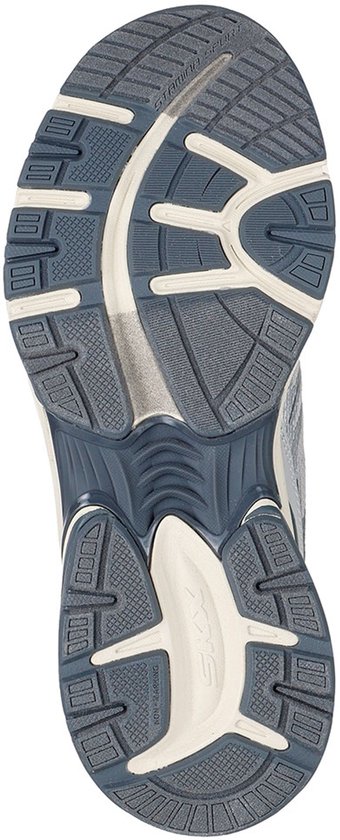 Onderkant van een blauwgrijze sneaker met profiel.