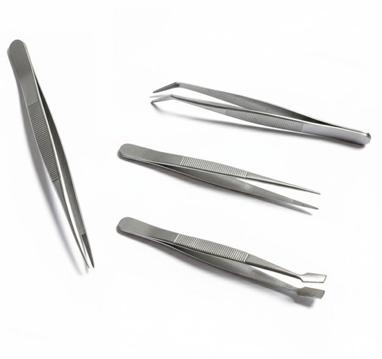 Vier zilverkleurige metalen pincetten, waaronder één met schuine punten en ribbels, en drie met rechte punten.
