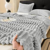 Fleece deken 180 x 200 cm - Superzacht - Plaid voor Bank, Bed of Woonkamer Decoratie - Geschenkdecke - Plaids - Dekentje - Geribbeld – Lichtgrijs