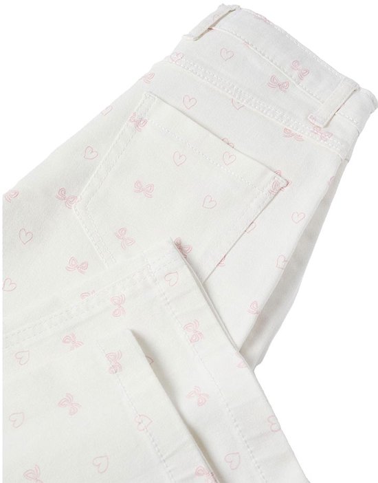 Detail van de achterzakken op een witte broek met roze strikjes en hartjes.