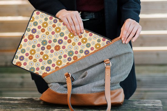Laptophoes 13 inch - Vintage - Patronen - Bloem - Planten - Laptop sleeve - Binnenmaat 32x22,5 cm - Zwarte achterkant - Back to school spullen - Schoolspullen jongens en meisjes middelbare school - Macbook air hoes - Chromebook sleeve