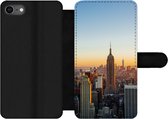 Bookcase Geschikt voor iPhone 7 telefoonhoesje - New York - Skyline - Zonsondergang - Met vakjes - Wallet case met magneetsluiting