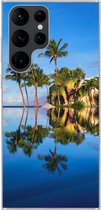 Geschikt voor Samsung Galaxy S22 Ultra hoesje - Bij Wailea Beach op Hawaii worden palmbomen gereflecteerd op het water - Siliconen Telefoonhoesje