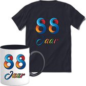 88 Jaar Vrolijke Verjaadag T-shirt met mok giftset Zwart | Verjaardag cadeau pakket set | Grappig feest shirt Heren – Dames – Unisex kleding | Koffie en thee mok | Maat M