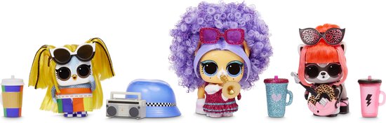Vier L.O.L. Surprise! poppen, waaronder een met paars kroeshaar, en accessoires zoals bekers en een radio.