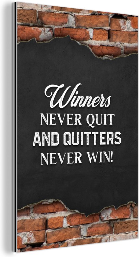 Wanddecoratie Metaal - Aluminium Schilderij Industrieel - Winners never quit, and quitters never win - Spreuken - Quotes - 80x120 cm - Dibond - Foto op aluminium - Industriële muurdecoratie - Voor de woonkamer/slaapkamer