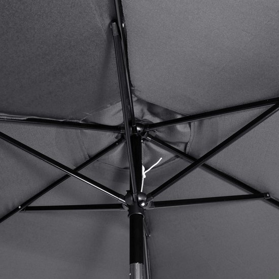 Onderkant van een antracietkleurige parasol, met de zwarte metalen spaken en stof.