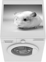 Wasmachine beschermer mat - Een close up van een Chinchilla op een gele achtergrond - zwart wit - Breedte 55 cm x hoogte 45 cm