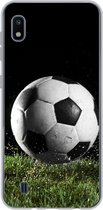Geschikt voor Samsung Galaxy A10 hoesje - Voetbal in het gras - Siliconen Telefoonhoesje