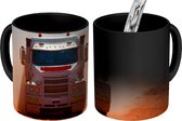 Magische Mok - Foto op Warmte Mok - Stevige vrachtwagen rijdend in het zand - 350 ML - Uitdeelcadeautjes