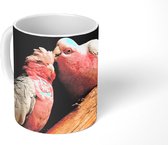 Mok - Twee kussende kaketoes op een zwarte achtergrond - 350 ML - Beker - Uitdeelcadeautjes