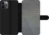 Bookcase Geschikt voor iPhone 11 Pro Max telefoonhoesje - Metaal print - Antistlip - Grijs - Met vakjes - Wallet case met magneetsluiting