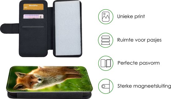 Telefoonhoesje Geschikt voor iPhone 11 Pro Max telefoonhoesje - Vos - Licht - Gras - Met vakjes - Wallet case met magneetsluiting