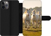 Bookcase Geschikt voor iPhone 11 Pro Max telefoonhoesje - Galopperende witte paarden - Met vakjes - Wallet case met magneetsluiting