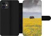 Bookcase Geschikt voor iPhone 11 telefoonhoesje - Olifant - Bloemen - Natuur - Geel - Dieren - Met vakjes - Wallet case met magneetsluiting