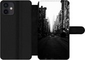 Bookcase Geschikt voor iPhone 12 Mini telefoonhoesje - Auto rijdt door een rustige straat in New York in zwart-wit - Met vakjes - Wallet case met magneetsluiting