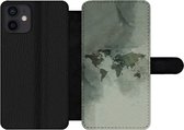 Bookcase Geschikt voor iPhone 12 telefoonhoesje - Wereldkaart - Groen - Grijs - Met vakjes - Wallet case met magneetsluiting