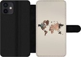 Bookcase Geschikt voor iPhone 12 telefoonhoesje - Wereldkaart - Hout - Bruin - Met vakjes - Wallet case met magneetsluiting