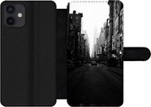 Bookcase Geschikt voor iPhone 12 telefoonhoesje - Auto rijdt door een rustige straat in New York in zwart-wit - Met vakjes - Wallet case met magneetsluiting