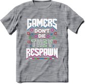 Gamers don't die T-shirt | Gaming kleding | Grappig game verjaardag cadeau shirt Heren – Dames – Unisex | - Donker Grijs - Gemaleerd - M