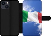 Bookcase Geschikt voor iPhone 13 Mini telefoonhoesje - De vlag van Italië wappert in de lucht - Met vakjes - Wallet case met magneetsluiting