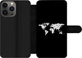 Bookcase Geschikt voor iPhone 13 Pro telefoonhoesje - Wereldkaart - Bladeren - Zwart - Met vakjes - Wallet case met magneetsluiting