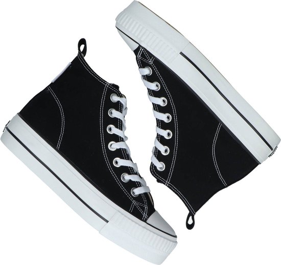 Zwarte hoge sneakers met witte veters en een dikke witte zool.