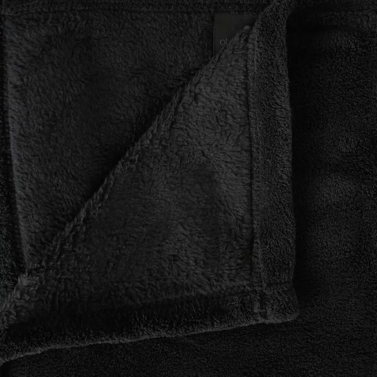 Une couverture noire en polaire douce à l'aspect luxueux.