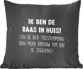 Sierkussens - Kussentjes Woonkamer - 50x50 cm - 'Ik ben de baas thuis' - Spreuken - Vrouw - Quotes