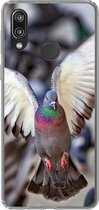 Geschikt voor Huawei P20 Lite (2020) hoesje - Close-up van een opvliegende duif - Siliconen Telefoonhoesje