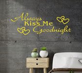 Stickerheld - Muursticker Always kiss me goodnight - Slaapkamer - Liefde - decoratie - Engelse Teksten - Mat Geel - 41.3x110.6cm