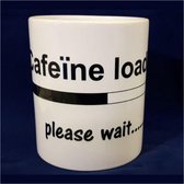 Witte koffiemok met tekst Caffeine loading please wait