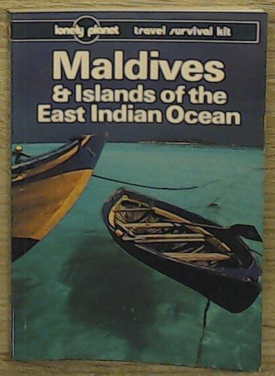 Reisgids Lonely Planet 'Maldives & Islands of the East Indian Ocean' met twee boten in turquoise water.