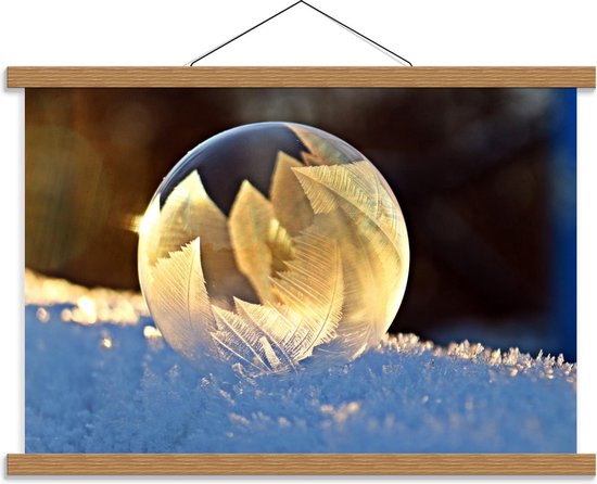 Schoolplaat – Glazen Bal met Sneeuwvlokken - 60x40cm Foto op Textielposter (Wanddecoratie op Schoolplaat)