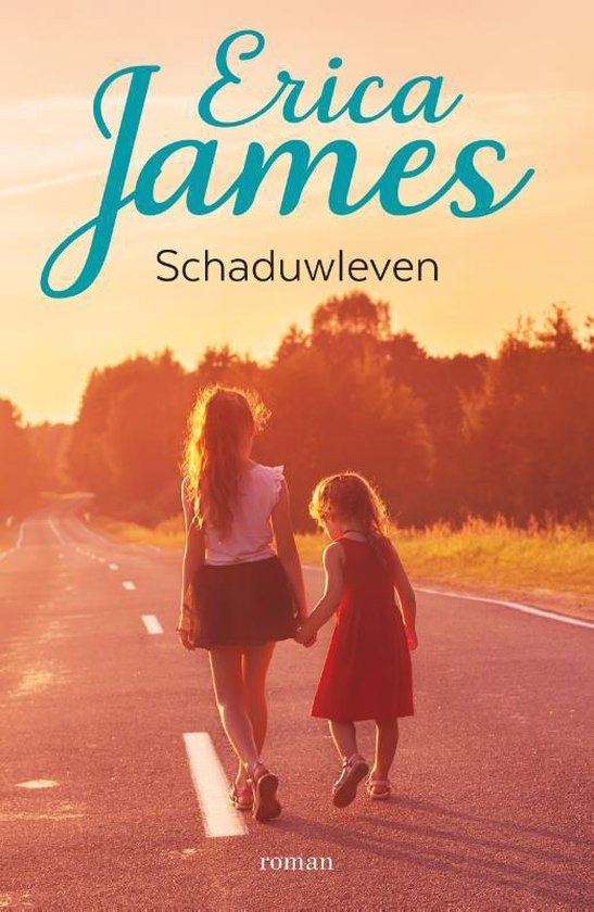 Twee meisjes lopen hand in hand over een landweg bij zonsondergang. Boek "Schaduwleven" door Erica James.