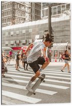 Dibond - Skater door de Stad - 60x90cm Foto op Aluminium (Met Ophangsysteem)