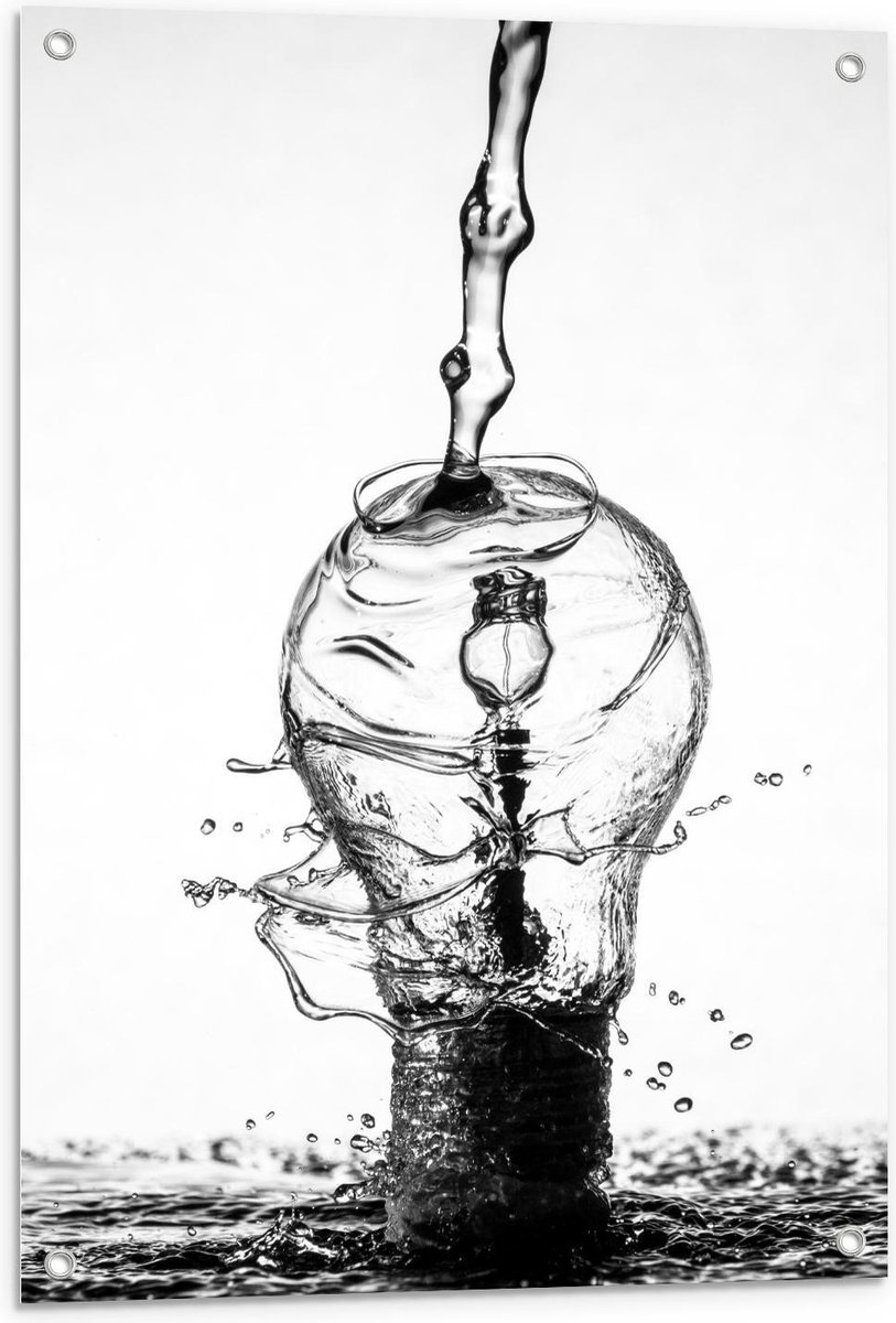 Tuinposter – Water over Gloeilamp (zwart/wit) - 60x90cm Foto op Tuinposter (wanddecoratie