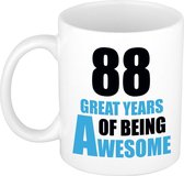 88 great years of being awesome cadeau mok / beker wit en blauw