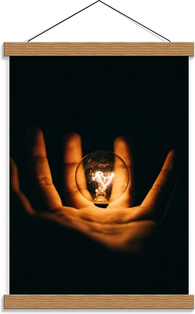 Schoolplaat – Lichtgevende Gloeilamp in Handen met Zwarte Achtergrond - 30x40cm Foto op Te