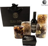 Nieuwjaars Borrelpakket - Goodiebag Deluxe - VOC melange - Wadd’n melange - Doos bonbons - Pindarotsjes - Multigrain crackers black pepper - Verpakt in een luxe tas - Flesje wijn