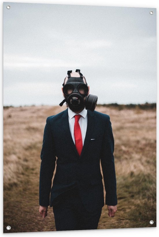 Tuinposter – Man in Pak met Gasmasker - 80x120cm Foto op Tuinposter  (wanddecoratie voor buiten en binnen)