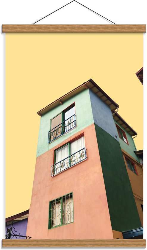 Schoolplaat – Gekleurd Huis in Plazoleta de Los Zócalos - 40x60cm Foto op Textielposter (Wanddecoratie op Schoolplaat)