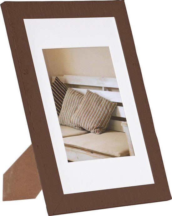 Donkerbruin fotolijstje met ruw, verweerd hout-effect en witte passe-partout, op standaard.